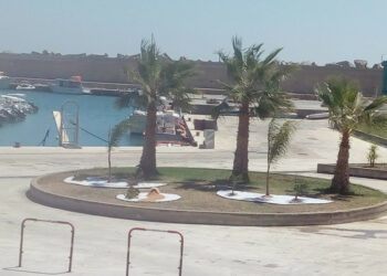 Il Team di Città Pulita all’opera per un nuovo abbellimento nell’Area Portuale di Cirò Marina