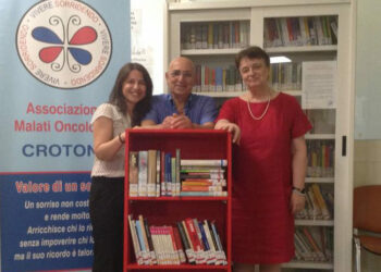 Oncologia Crotone: la Biblioteca della Vita si arricchisce di un carrello portalibri