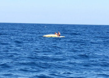 Piccolo Catamarano si capovolge con due diportisti a Punta Alice, soccorsi dal Comandante Cambria con un peschereccio