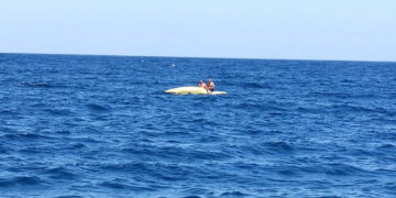 Piccolo Catamarano si capovolge con due diportisti a Punta Alice, soccorsi dal Comandante Cambria con un peschereccio