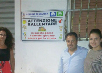 Presentata la tabella stradale a Torre Melissa: “Attenzione Rallentare” in questo paese i bambini giocano ancora per strada