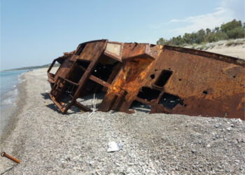 Smantellata e rimossa vecchia carretta del mare in località marinella di Cirò