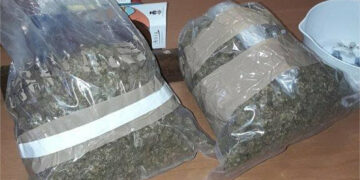 Trasforma una stanza in serra e coltiva marijuana, due arresti a Crucoli Torretta