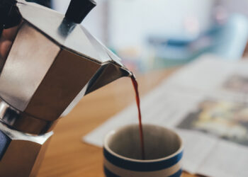 Combattere l’Alzheimer con una tazza di caffè? La caffeina ha un impatto sulle nostre capacità cognitive
