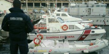 Ispezioni nel porto nuovo di Crotone della Guardia Costiera: sequestrati 5000 metri di reti e 2 piccoli motori fuoribordo senza assicurazione