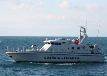 Sbarcati 73 migranti a bordo di una barca a vela nel porto di Crotone