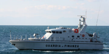 Sbarcati 73 migranti a bordo di una barca a vela nel porto di Crotone