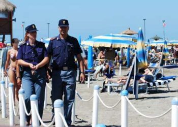 Task force della squadra nautica della Polizia in 14 lidi della provincia di Crotone, 11 multe per 11.500 euro