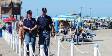 Task force della squadra nautica della Polizia in 14 lidi della provincia di Crotone, 11 multe per 11.500 euro