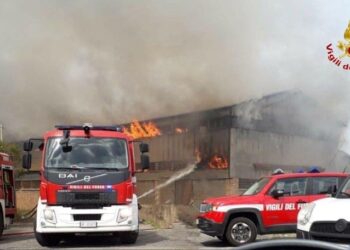 A fuoco un capannone in via Gioacchino da Fiore a Crotone: l’incendio sprigionatosi dall’esterno da cumuli di rifiuti