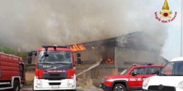 A fuoco un capannone in via Gioacchino da Fiore a Crotone: l’incendio sprigionatosi dall’esterno da cumuli di rifiuti