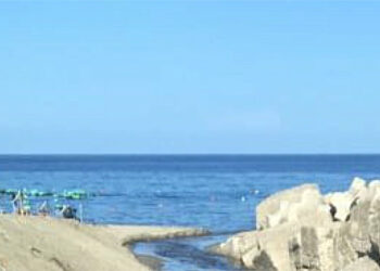 Acqua reflue dal Canalone “Artino”, il Comune vieta la balneazione e chiede le analisi ad Arpacal