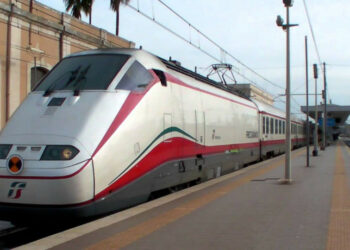 Emergenza Trasporti, Abate M5s chiede una Freccia che parta dall’Area Jonica e che in meno di 4 ore e mezza raggiunga a Roma