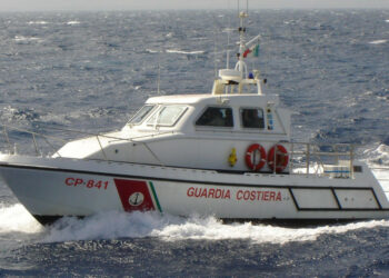 La Guardia Costiera soccorre due bagnanti in difficoltà nel mare di Cariati