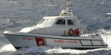 La Guardia Costiera soccorre due bagnanti in difficoltà nel mare di Cariati