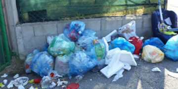 Imbrattavano il suolo pubblico e buttavano rifiuti illegalmente, sei persone denunciate dalla Polizia municipale di Santa Severina