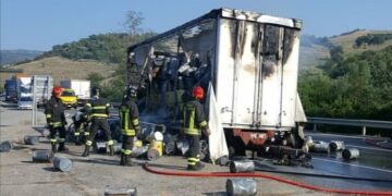In fiamme un autotreno sulla Strada Statale 107 nel Comune di Caccuri