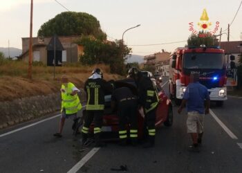 Incidente stradale sulla SS106, una fiat cinquecento perde il controllo e impatta contro un auto parcheggiata