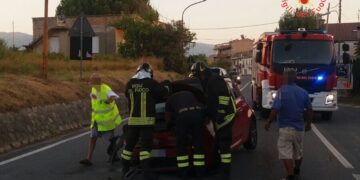 Incidente stradale sulla SS106, una fiat cinquecento perde il controllo e impatta contro un auto parcheggiata