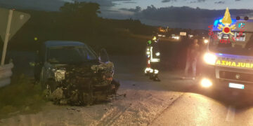 Incidente sulla SS106: tre i mezzi coinvolti, un ferito