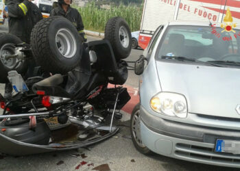 Incidente tra auto e quad, ferito incastrato sotto il mezzo