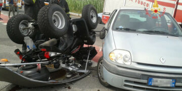 Incidente tra auto e quad, ferito incastrato sotto il mezzo