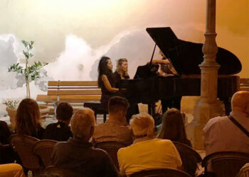 Pianiste a Cirò incantano la gremita piazza della Repubblica