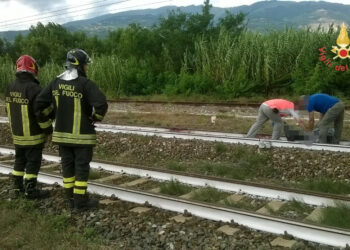 Ragazzo trentenne travolto da un treno in transito, morto sul colpo