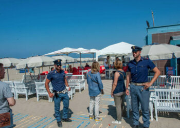 Lido balneare occupava l’area demaniale senza concessione, sequestrato dalla Squadra Nautica della Polizia