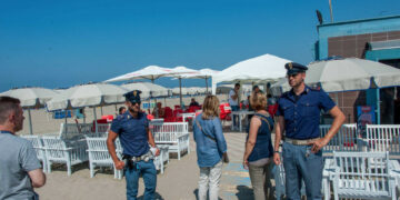 Lido balneare occupava l’area demaniale senza concessione, sequestrato dalla Squadra Nautica della Polizia