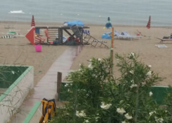 Tromba d’aria sul lungomare Cirò Marina, danni ai Lidi Balneari. Video e Foto