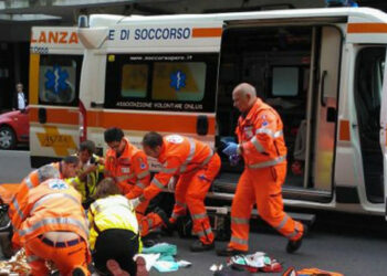 Cade dal terzo piano mentre pulisce i vetri a casa, grave donna di Cirò Marina