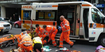 Cade dal terzo piano mentre pulisce i vetri a casa, grave donna di Cirò Marina