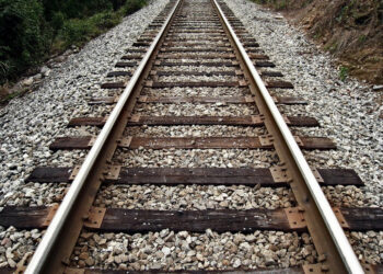 Attraversano i binari per andare al mare e vengono investiti dal treno. Morti due fratelli, grave la mamma