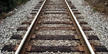 Attraversano i binari per andare al mare e vengono investiti dal treno. Morti due fratelli, grave la mamma