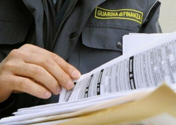 Simulano false assunzioni e falsificano bilanci per frodare una finanziaria e far fallire la società, denunciate due persone