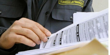 Simulano false assunzioni e falsificano bilanci per frodare una finanziaria e far fallire la società, denunciate due persone