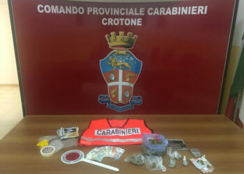 Aveva in casa marijuana e due bilancini, arrestato 54enne dai Carabinieri e dal 14° Battaglione Calabria