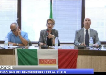 Crotone, Esponenti delle istituzioni civili e militari hanno partecipato alla presentazione del libro di Claudio Pirillo