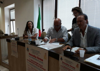 Crotone, Insegnamento della “educazione alla cittadinanza nelle scuole”: Parte una “gara di civiltà”, raccolta firme per la proposta di legge