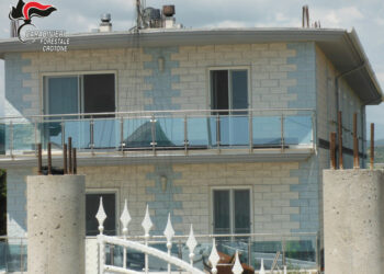 Crotone: Sequestrata costruzione abusiva abitata, i Carabinieri forestali denunciano cinque persone