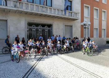 Crotone, la pedalata del gemellaggio con Samo diventa una festa grazie ai bambini