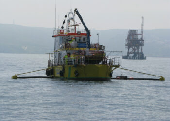 Esercitazione antinquinamento della Capitaneria di Porto di Crotone nelle acque antistanti il porto nuovo