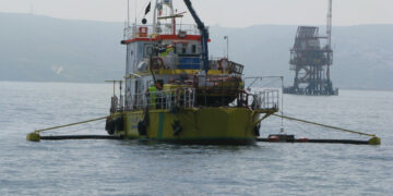 Esercitazione antinquinamento della Capitaneria di Porto di Crotone nelle acque antistanti il porto nuovo