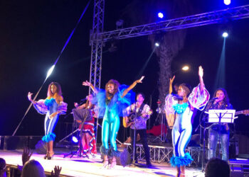 I Farias Patagonia riempiono il lungomare di Torre Melissa sotto il ritmo latino e cubano