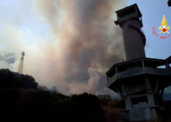 In fiamme macchia mediterranea a Copanello, sul posto squadre dei Vigili del Fuoco