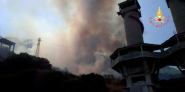 In fiamme macchia mediterranea a Copanello, sul posto squadre dei Vigili del Fuoco