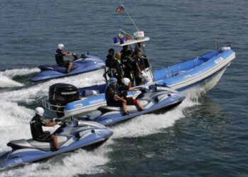 La Squadra Nautica della Polizia di Crotone salva in mare due kitesurfisti