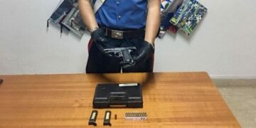 Nascondeva armi, detonatori e munizioni in cucina, Arrestato dai Carabinieri un 23enne di Isola C. Rizzuto