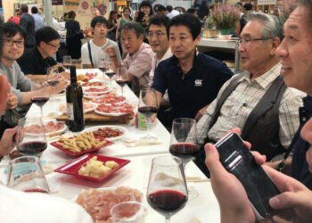 Salone del Gusto di Torino: folla di visitatori allo stand della Calabria